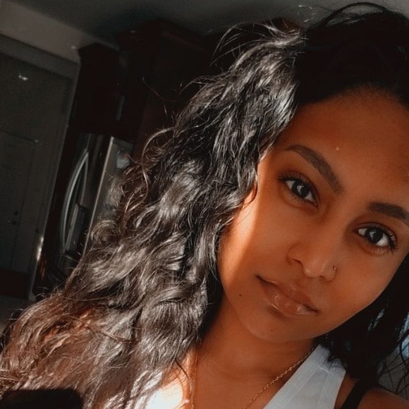 Meet your Posher, Cynthia - Picture 3 of 4